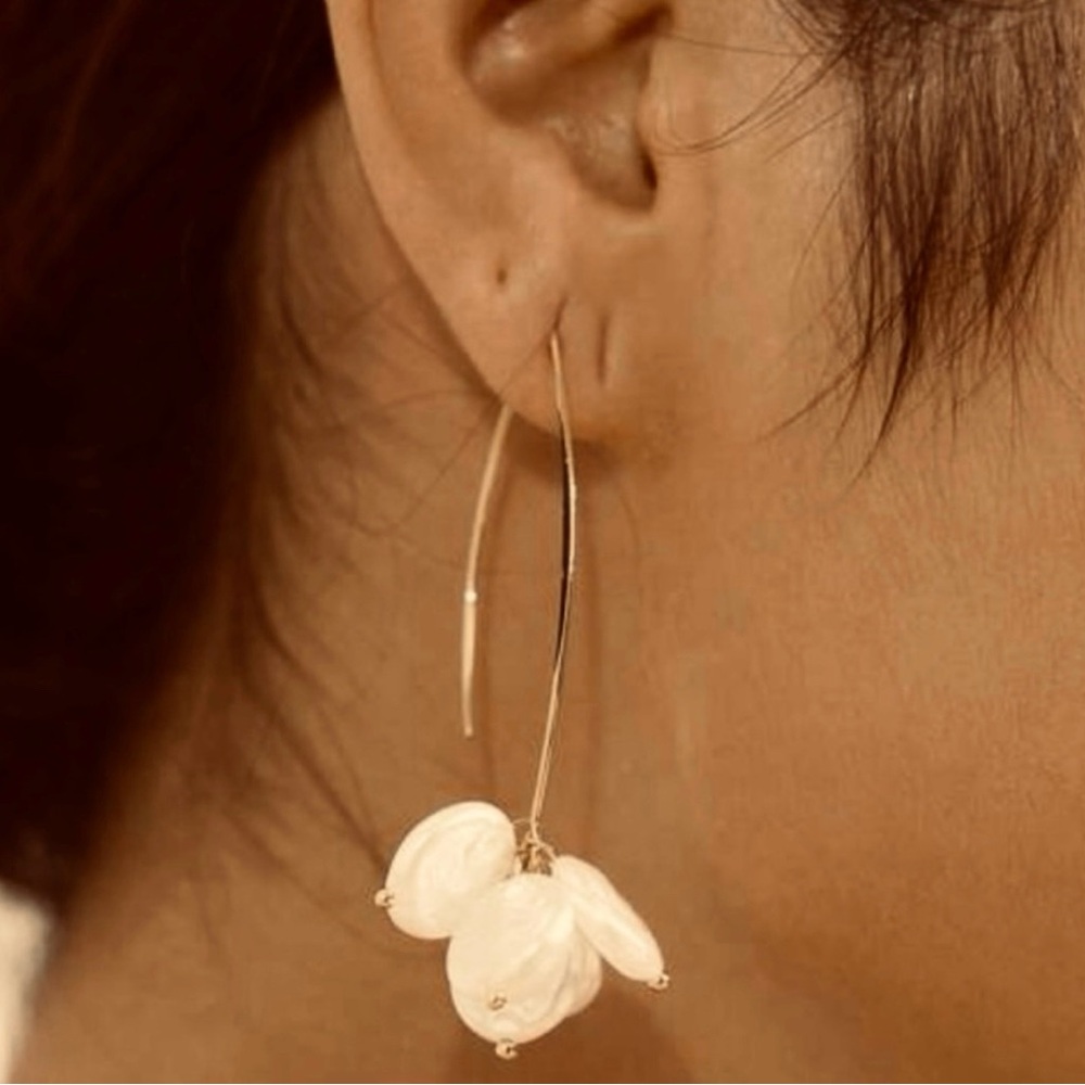 Anthropologie “Freshwater Pearl Disc Cluster” Elongated Open Loop Gold Wire Hoop - Picture 5 of 16